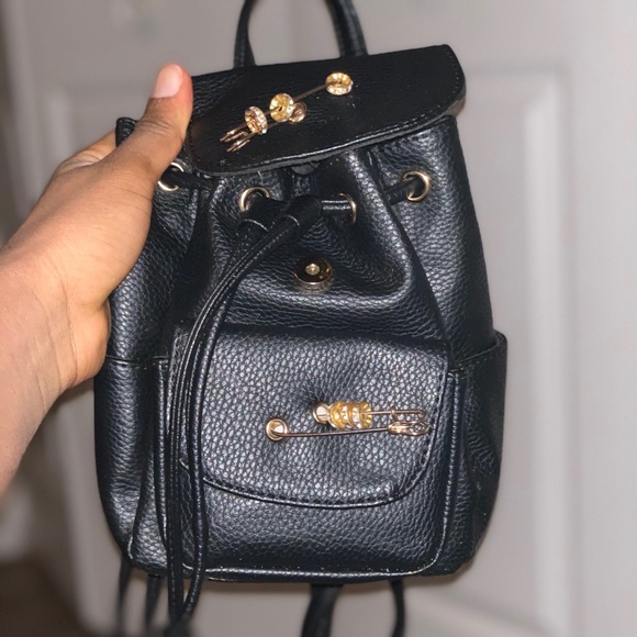 My baby needs new Stylish owner 💕Black mini purse - Picture 1 of 4